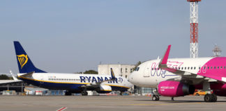 Самолеты Ryanair та Wizz Air в аэропорту