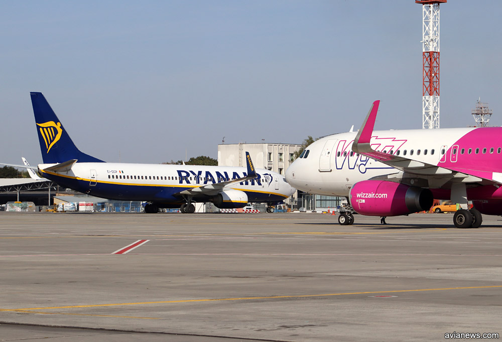 Самолеты Ryanair и Wizz Air в аэропорту
