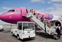 Пассажиры выходят из самолета Wizz Air