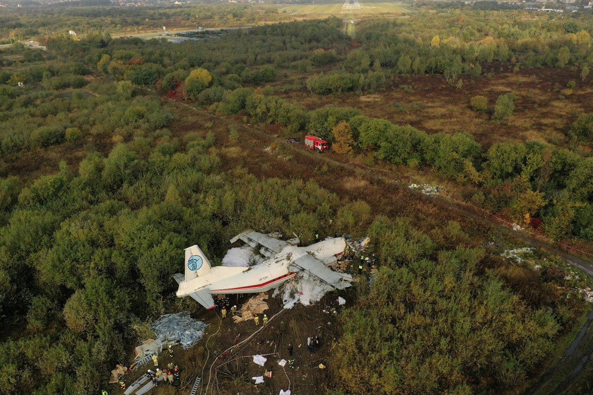 Ан-12БК UR-CAH авиакомпании "Украина-Аэроальянс" после жесткой посадки во Львове