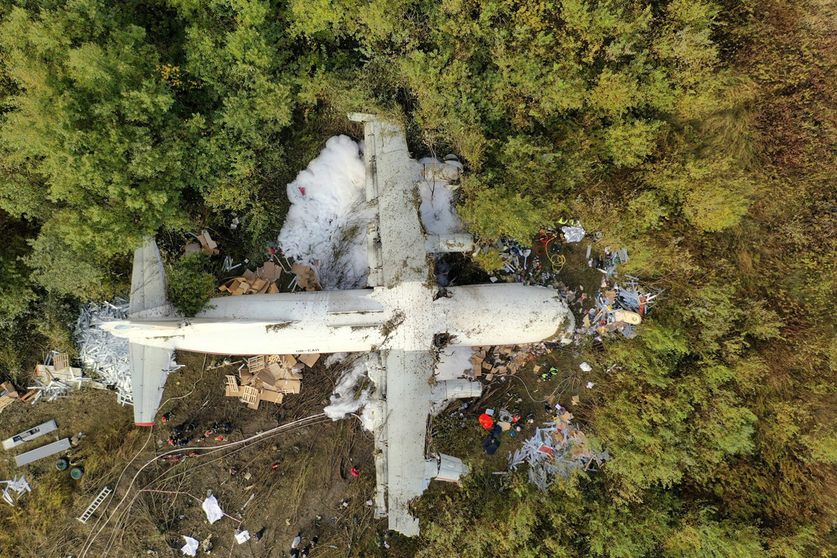 Ан-12БК UR-CAH авиакомпании "Украина-Аэроальянс" после жесткой посадки во Львове