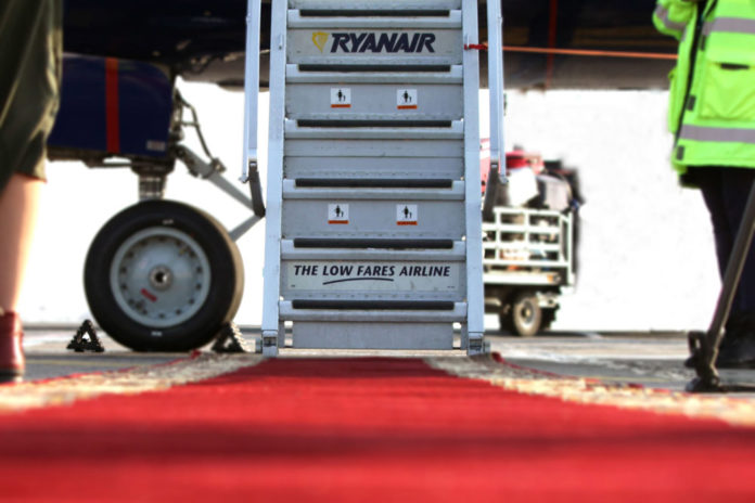 Красная дорожка для пассажиров Ryanair в аэропорту Одесса