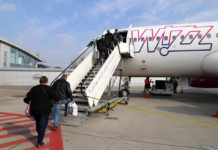 Посадка пассажиров Wizz Air в самолет