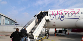 Посадка пассажиров Wizz Air в самолет
