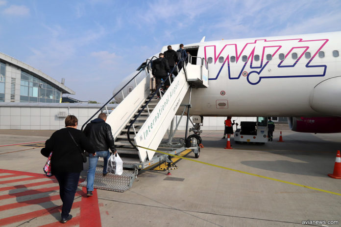 Посадка пассажиров Wizz Air в самолет