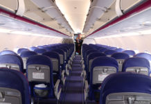 Вид на салон самолета Wizz Air с новыми тонкими креслами