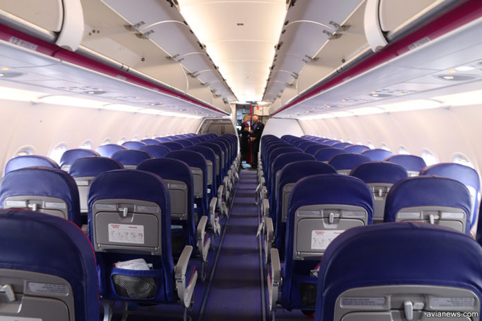 Вид на салон самолета Wizz Air с новыми тонкими креслами