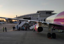 Посадка пассажиров Wizz Air в самолет с использованием телетрапа и трех трапов