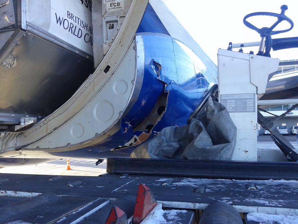 Поврежденная обшивка самолета Airbus A319 British Airways в аэропорту Борисполь
