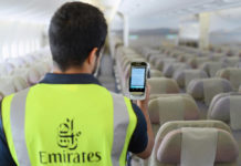 Техник Emirates с помощью сканера проводит считывание информации с RFID-тегов, размещенных на спасательных жилетах в самолете