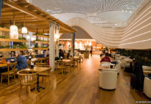 Стилизованная под кафе зона приема пищи в бизнес-зале Turkish Airlines в аэропорту Стамбула