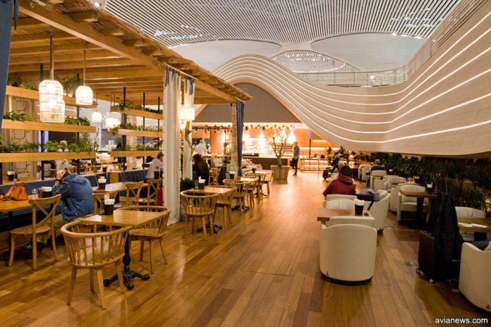 Стилизованная под кафе зона приема пищи в бизнес-зале Turkish Airlines в аэропорту Стамбула