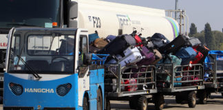 Тележка с багажом пассажиров в аэропорту Борисполь