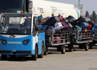 Тележка с багажом пассажиров в аэропорту Борисполь