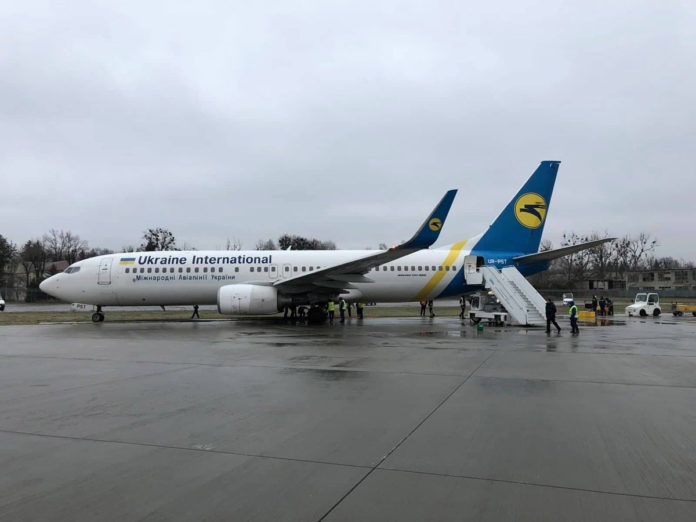 Выкатившийся с рулежной дорожки Boeing 737-800 UR-PST МАУ в аэропорту Львов