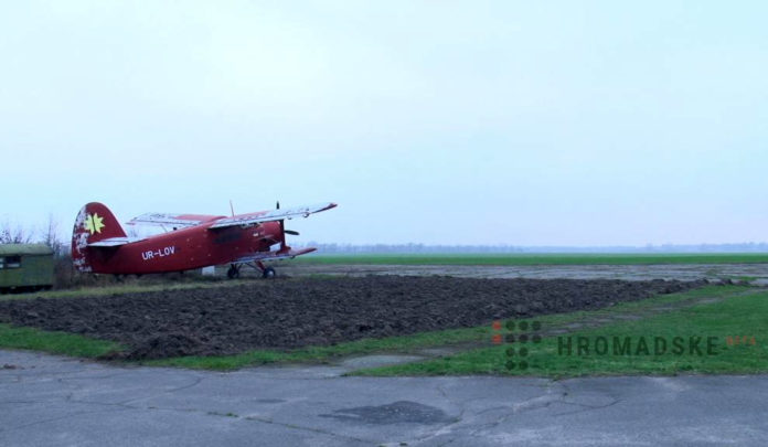 Ан-2 на аэродроме в селе Потоки