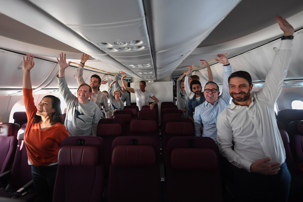 Пассажиры экспериментального рейса Qantas Лондон-Сидней делают упражнения на борту