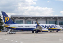 Самолет Boeing 737-800 Ryanair в аэропорту Харьков