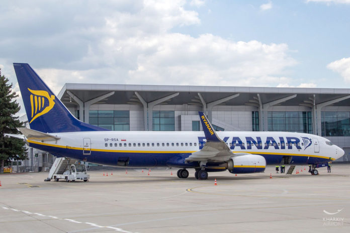 Самолет Boeing 737-800 Ryanair в аэропорту Харьков