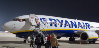 Посадка пассажиров в самолет Ryanair