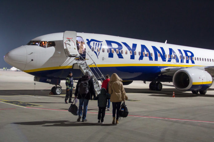 Посадка пассажиров в самолет Ryanair