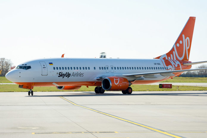 Boeing 737-800 SkyUp UR-SQG