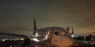 Boeing 737-800 Turkish Airlines со сложившейся стойкой шасси на полосе в аэропорту Одесса