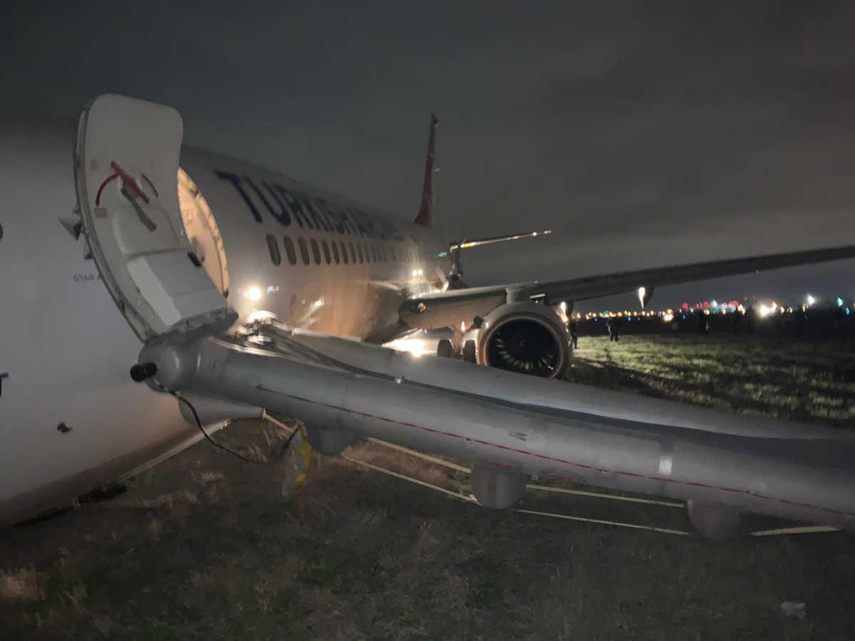 Boeing 737-800 Turkish Airlines со сложившейся стойкой шасси на полосе в аэропорту Одесса