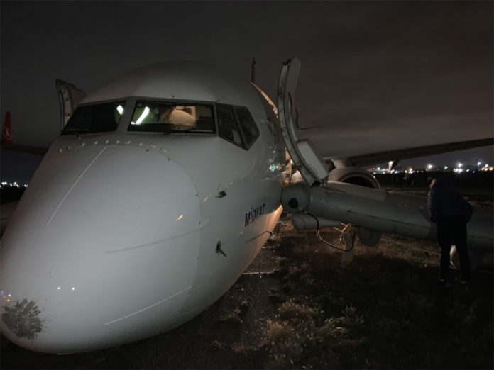 Boeing 737-800 Turkish Airlines со сложившейся стойкой шасси на полосе в аэропорту Одесса