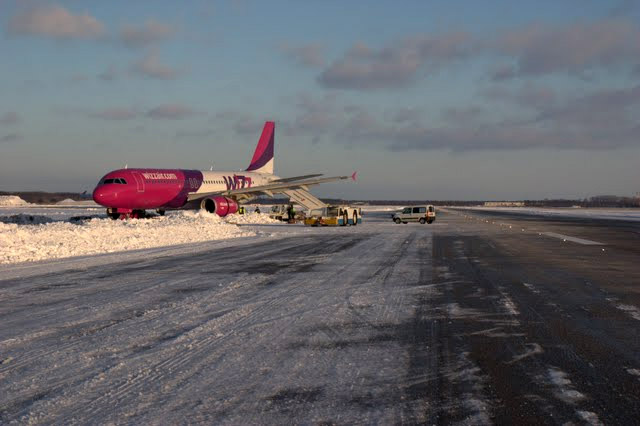 Airbus A320 UR-WUB Wizz Air Ukraine в аэропорту Борисполь в декабре 2009 года после выкатки с полосы в снег