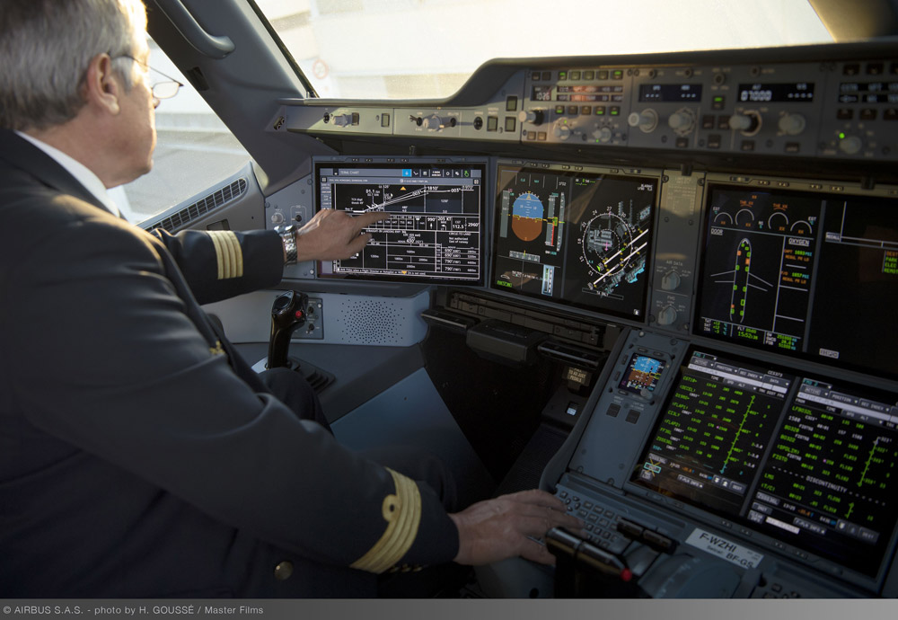 airbus_a350_cockpit_touchscreens.jpg