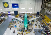 Сборка самолета 737 MAX на заводе Boeing