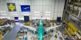 Сборка самолета 737 MAX на заводе Boeing