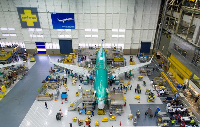 Сборка самолета 737 MAX на заводе Boeing