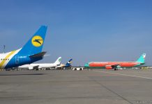 Літаки МАУ та "Роза Вітрів" в аеропорту Бориспіль