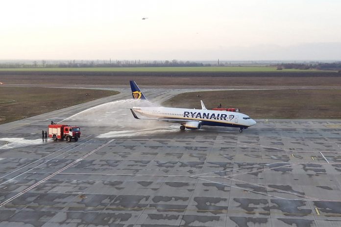 Водяной салют для первого рейса Ryanair в Херсон