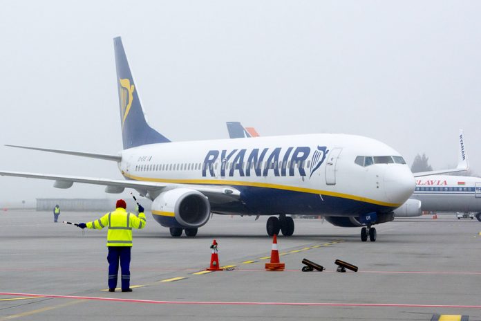 Boeing 737-800 заруливает на стоянку