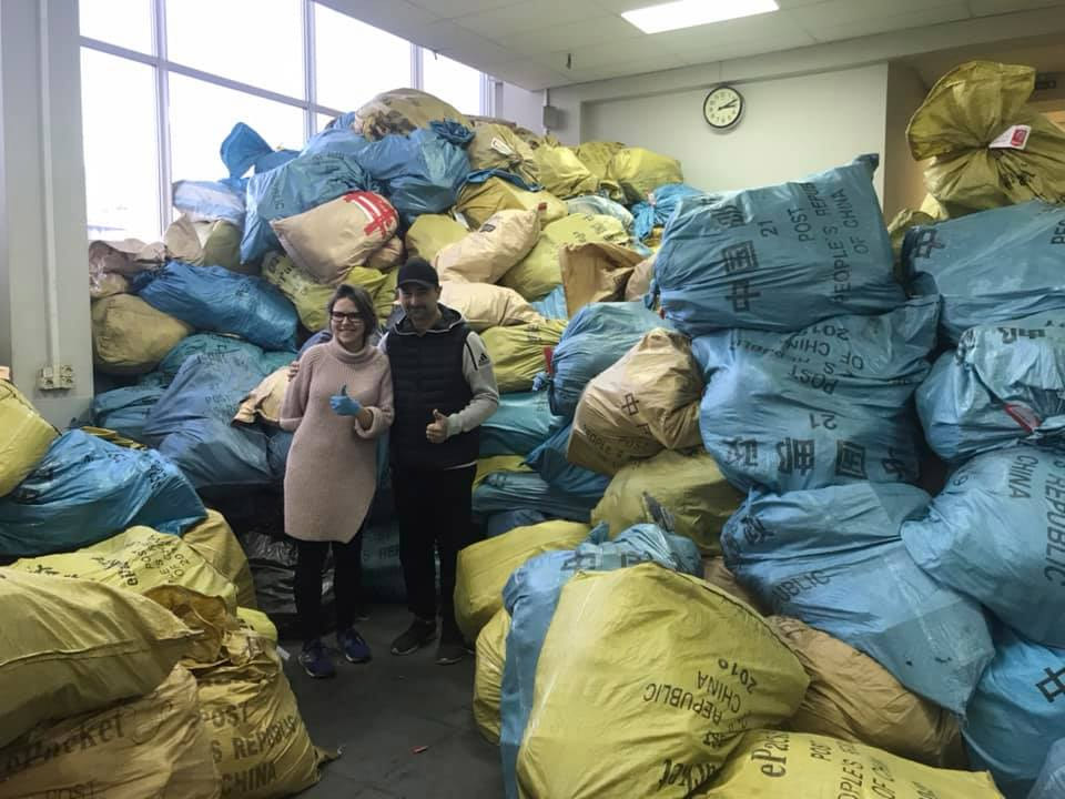 Посылки из Китая в цехе сортировки в аэропорту Борисполь