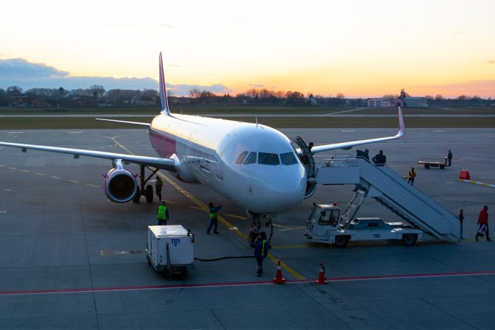 Airbus A321 Wizz Air на стоянке в аэропорту