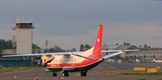Самолет на фоне диспетчерской вышки в аэропорту Жуляны