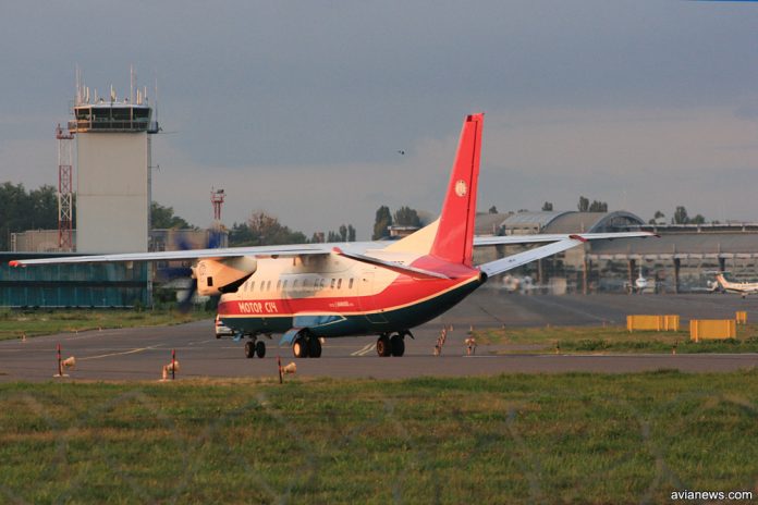 Самолет на фоне диспетчерской вышки в аэропорту Жуляны