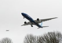 Boeing 777X совершает посадку после первого полета