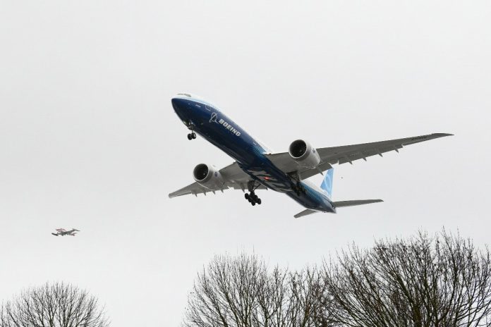 Boeing 777X совершает посадку после первого полета