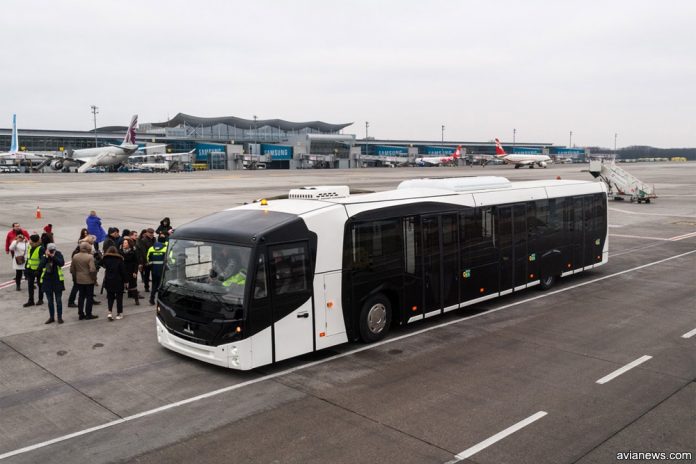 Аэропорт Борисполь показал первый в мире автобус МАЗ 271 для перевозки пассажиров 01