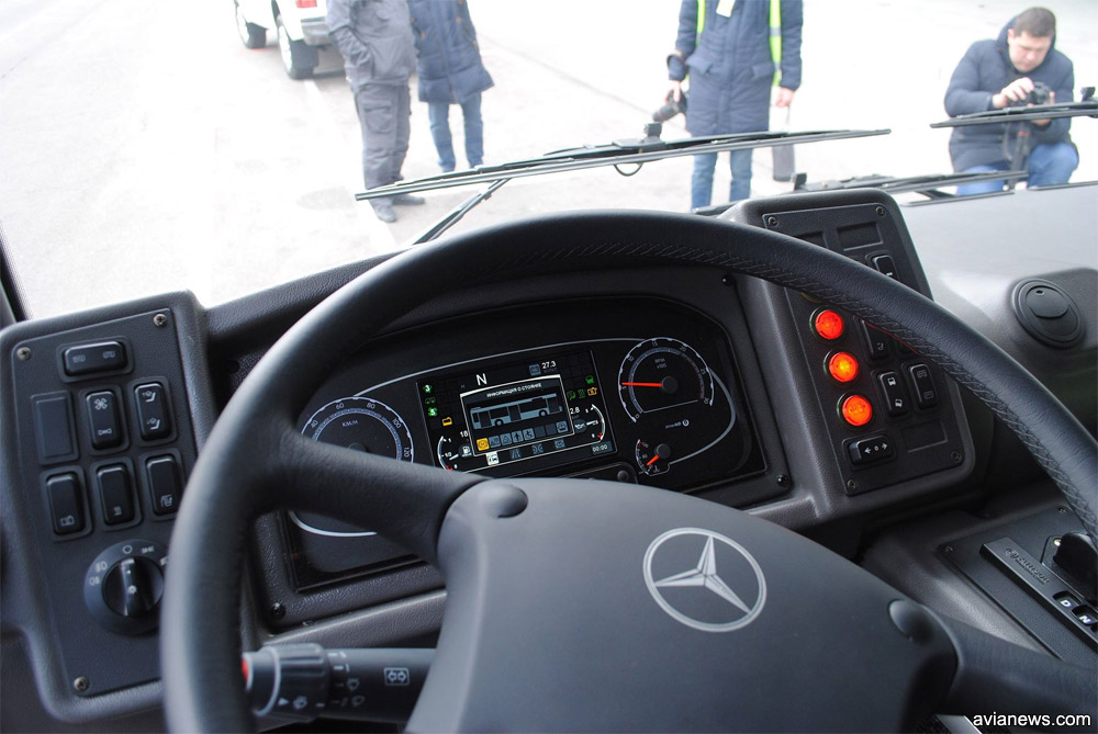Аэропорт Борисполь показал первый в мире автобус МАЗ 271 для перевозки пассажиров 05