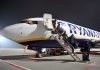 Высадка пассажиров из самолета Ryanair в аэропорту Харьков