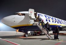 Высадка пассажиров из самолета Ryanair в аэропорту Харьков