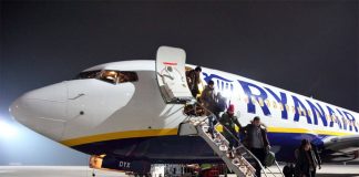 Высадка пассажиров из самолета Ryanair в аэропорту Харьков