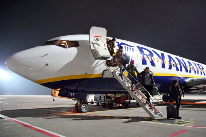 Высадка пассажиров из самолета Ryanair в аэропорту Харьков