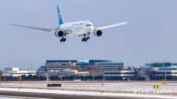 Boeing 777 МАУ совершает посадку в Торонто